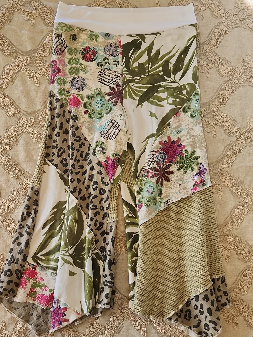 Patchwork Floral Leaf Animal Print Capri Pants in Green Beige White